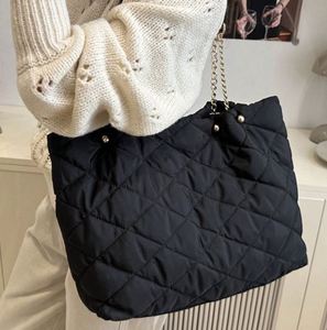 Sac fourre-tout matelassé noir grande capacité pour femme, sac à bandoulière en nylon imperméable et léger avec chaîne dorée - Product Image 3