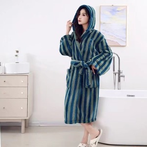 Jubah Mandi Tebal Berukuran Besar Berkerudung Motif Garis Bahan Coral Fleece untuk Musim Gugur/Dingin/Semi, Elegan, Panjang Selutut, Pakaian Tidur Mewah dan Hangat - Product Image 2