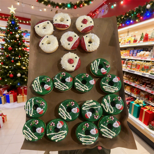 Adornos Navideños de Plástico con Forma de Donut, Color Verde, Incluye Gorro, Decoración Festiva con Cereza, Regalo para Crear un Ambiente Navideño - Product Image 4