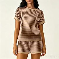 Ensemble T-shirt rayé et short en maille pour femme, style décontracté, collection Printemps, Été, Automne, inspiré des tendances européennes et américaines.