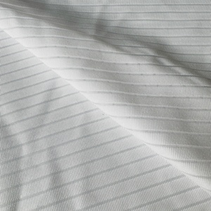 Tela de <span class=keywords><strong>punto</strong></span> de trama de malla de ajuste seco que absorbe la humedad teñida lisa de poliéster 100% ligera al por mayor de China para <span class=keywords><strong>Jersey</strong></span> de ciclismo - Product Image 3