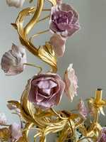 Lustre en verre artisanal de luxe violet avec fleurs, accents lumineux en métal doré pour hôtel, maison, salon