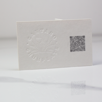 Carte de visite personnalisée haut de gamme en papier coton blanc épais avec logo débossé transparent, emballage pour l'identité de marque