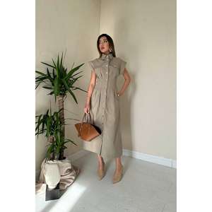 Robe plissée beige en gabardine, col rabattu, taille naturelle, tissu tissé, robe de carrière, coupe confortable, vente en gros - Product Image 3