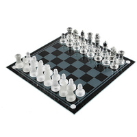 Ensemble de jeu d'échecs en acrylique sur table de présentation en cristal de luxe personnalisé