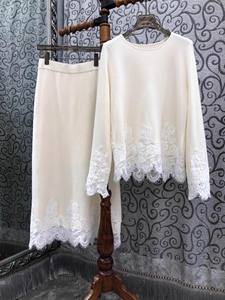 طقم تنورة جديد عالي الجودة لموسم خريف وشتاء 2025 مكون من قطعتين للنساء، سترة صوفية محبوكة من الدانتيل وتنورة طويلة محبوكة - Product Image 4