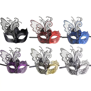Gouden Venetiaans Carnaval-masker Colombina Met De Veren Van De Overzichtspauw Zwarte Op Witte Achtergrond 65870338