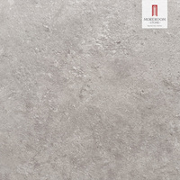 Carrelage grand format aspect travertin gris 1200x2800mm, surface mate, pierre frittée pour café, salle à manger en plein air et décoration de hall