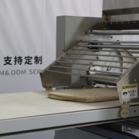 Machine automatique de laminage de pâte feuilletée avec pulvérisation de farine pour la production en boulangerie