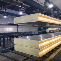Systèmes de toiture et de paroi en panneaux isolants métalliques modernes pour bâtiments industriels, hangars et entrepôts, avec âme en PU, ignifuges et imperméables