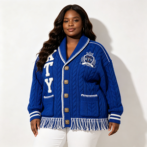 <span class=keywords><strong>Cardigan</strong></span> OEM Autunno Inverno per Donna <span class=keywords><strong>con</strong></span> <span class=keywords><strong>Collo</strong></span> <span class=keywords><strong>a</strong></span> <span class=keywords><strong>Scialle</strong></span>, Bottoni Metallici, Loghi Ricamati, Lavorazione <span class=keywords><strong>a</strong></span> Maglia Intrecciata Blu e Nappine - Product Image 1