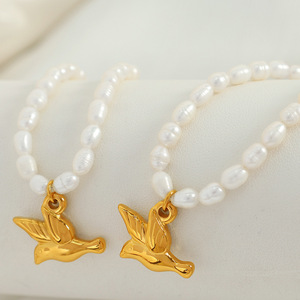 Ensemble collier et boucles d'oreilles en perles d'eau douce, pendentif oiseau doré 4-5mm, bijoux pour femmes à porter au quotidien - Product Image 2