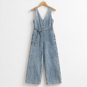 Combinaison en jean pour femme sans manches, col en V, taille haute, coupe droite, pantalon long, ceinturée, bleu clair délavé - Product Image 4