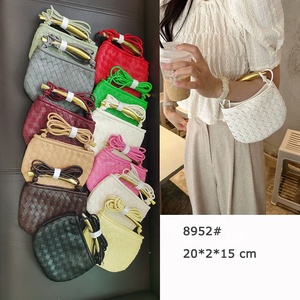 Pochette a Mano <span class=keywords><strong>da</strong></span> <span class=keywords><strong>Donna</strong></span> Intrecciata Fashion <span class=keywords><strong>da</strong></span> 20 cm, Mini <span class=keywords><strong>Borsa</strong></span> Sardine con Tracolla Singola, <span class=keywords><strong>Borsa</strong></span> <span class=keywords><strong>da</strong></span> <span class=keywords><strong>Sera</strong></span> per Feste <span class=keywords><strong>da</strong></span> Guangzhou - Product Image 2