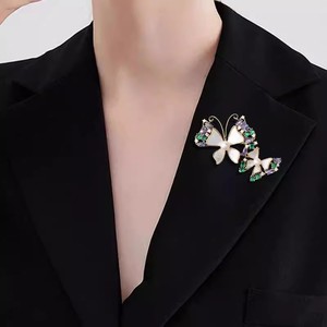 เข็มกลัดผีเสื้อชุบทองอัลลอยด์สั่งทำพิเศษสำหรับผู้หญิง พร้อมงานปักประณีต - ของขวัญสำหรับงานแต่งงาน งานหมั้น และงานเลี้ยง - Product Image 3