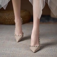 Escarpins en cuir verni pour femme, à bout pointu, avec rivets métalliques, talon aiguille, bride arrière et boucle réglable, pour rendez-vous et soirées