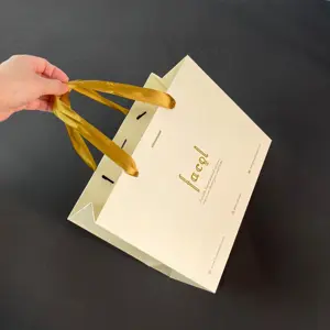 맞춤형 로고 고급 크림 카드 보드 쇼핑 종이 가방 네일 아트 액세서리를위한 손잡이와 활 골판지 종이 선물 가방