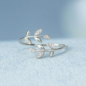 แหวนเพชรทองคำขาวสำหรับผู้หญิง ดีไซน์ใบไม้เรียบหรู เพชรทรงกลมเจียระไนแบบบริลเลียนท์ เพชรธรรมชาติ เหมาะสำหรับใส่ทุกวัน - Product Image 2