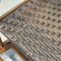 Fauteuil à bascule d'extérieur avec siège tressé, dossier haut et repose-pieds pour terrasse