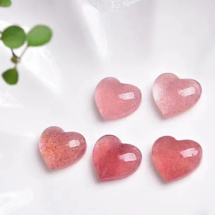 Venta al por mayor de alta calidad de cristal natural tallado fresa colgante Mini forma de corazón para el amor