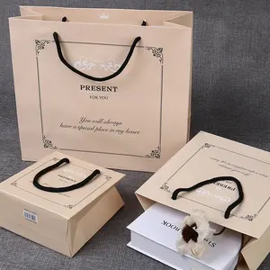 แฟชั่นถุงของขวัญกระดาษกระเป๋าถือเวอร์ชั่นเกาหลีจุดลมที่เรียบง่ายขายส่งองค์กรการพิมพ์ส่วนบุคคล