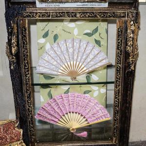 Éventail élégant en dentelle Battenberg, en bambou sculpté, art populaire pour adultes, magnifique accessoire de mariage - Product Image 2