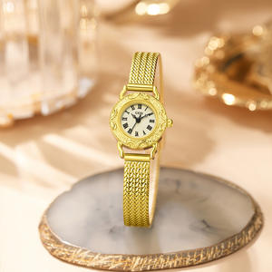 Reloj Elegante Pequeño Vintage con Grabado Navideño para Mujer, con Correa de Espiga, Diseño Dorado Pequeño de Alta Gama - Product Image 1
