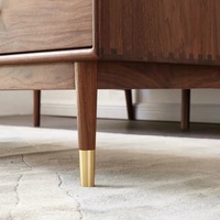 Pieds de table ronds en bois avec pieds en laiton pour tables basses et meubles dans le salon ou l'atelier