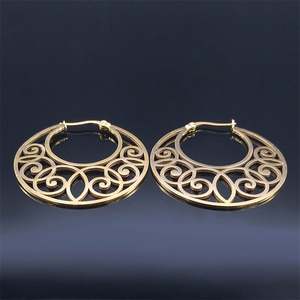 Pendientes de acero inoxidable con forma de encaje redondo Diseño clásico de encaje hueco chapado en oro - Product Image 2