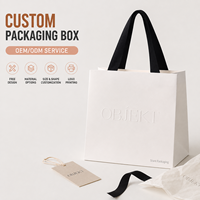 Sac shopping en papier blanc de luxe personnalisé avec poignée noire, logo gaufré à l'aveugle, sac cadeau en papier pour vêtements, bougies, emballages de beauté