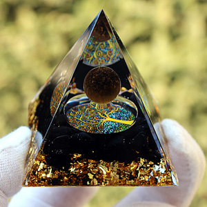 Pirámide de Cristal de 5 cm con Grabado Interno de Ojo de Tigre Negro, Adorno de Resina para Decoración del Hogar - Product Image 1