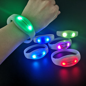 Bracelet LED en silicone à commande sonore et activé par la voix, clignotant, pour décorations de fête de Noël et accessoires d'ambiance - Product Image 1