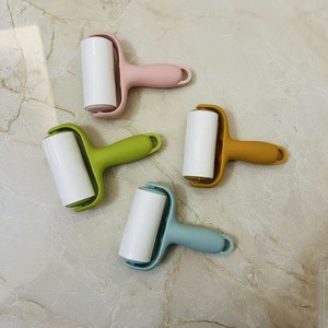 Rouleau anti-peluches portable pour vêtements, ensemble de rouleaux adhésifs détachables en rose, orange, vert et bleu - Product Image 1
