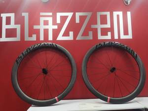 סט גלגלי BLAZZEN Ultra <span class=keywords><strong>Racing</strong></span> T1100 מסיבי פחמן 700C לכביש עם בלמי דיסק, גימור מט 50mm, גלגלים ללא פנימית לאופני מרוץ עם OEM - Product Image 4