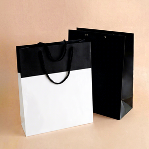 Bolsa de Compras de Papel para el Black Friday con Asa de Cuerda de Algodón, Estilo Clásico, Reciclable, Bolsa Plana Estándar de Papel Artístico - Product Image 1