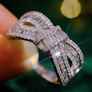 Anello di Lusso T1000 in Oro Bianco con Diamanti Taglio Baguette Colore D Naturale Gioielli da Matrimonio per Donna - Product Image 1