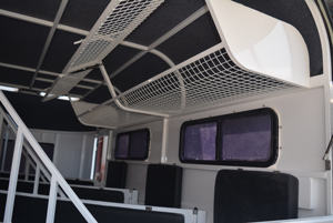 Australia ADRs Complied3 Caballo Flotadores Ángulo de carga con caja de sillín Luz LED Estera de goma - Product Image 6