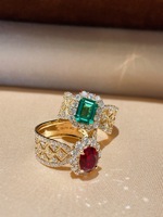 Bague en or jaune 18 carats avec rubis et émeraudes de laboratoire, sertie d'une halo de pierres précieuses colorées, bijoux de mariée