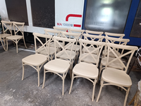 Chaise de banquet d'hôtel à prix abordable E-37, chaise de mariage à dossier croisé doré, chaise empilable en résine plastique à dossier en X