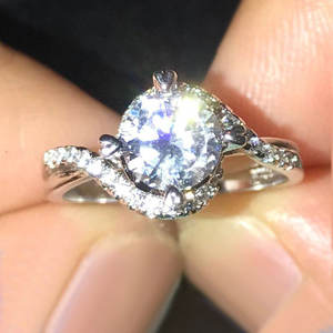 Anello con Diamante Taglio Brillante Rotondo, Gioiello Romantico da Donna per Fidanzamento - Product Image 1