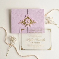 Invitación de Quinceañera de Lujo en Acrílico Morado Lavanda con Lámina Dorada, Diseño de Corona y Cinta, Impresión Personalizada