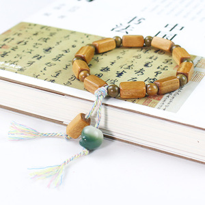 Bracelet perlé rectangulaire créatif Alone en bois de rose et bois de santal vert, unisexe, pour usage quotidien, avec design à pompon - Product Image 2