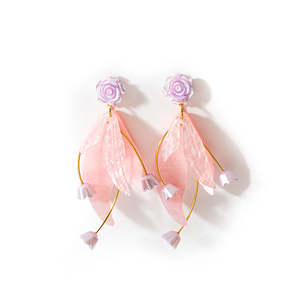 Pendientes colgantes de flor chapados en oro, joyería de fiesta hecha de aleación de zinc duradera - Product Image 1