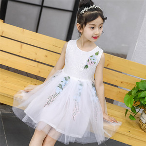 Vestido de Noche Elegante para Niñas, de Seda, de una Pieza, con Diseños Bordados a Mano, de un Proveedor de Ropa Infantil Española - Product Image 3