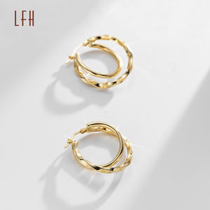 Vente en gros de boucles d'oreilles en or pur 18 carats, géométriques, creuses, en or véritable 18 carats, boucles d'oreilles créoles torsadées en forme de C, boucles d'oreilles torsadées en or pur - Product Image 3