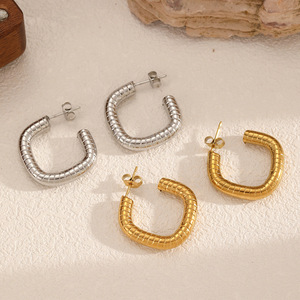 ต่างหูห่วงสแตนเลสรูปตัว C ทรงเรขาคณิตสำหรับผู้หญิง สไตล์มินิมอล ต่างหูไทเทเนียมสตีลจะไม่ซีดจาง - Product Image 3