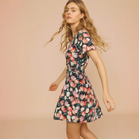 Robe Courte Femme OEM ODM à Imprimé Floral, Col en V, Manches Courtes, Taille Nouée, Décontractée pour l'Été, Usage Quotidien, Personnalisable