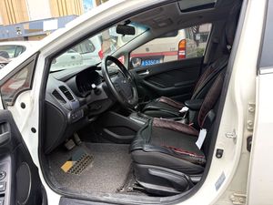 <span class=keywords><strong>Kia</strong></span> K3 2015, Sedán Automático con Asientos de Cuero de Lujo, Portaequipajes de Aluminio y Neumáticos R18 - Product Image 4