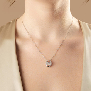 Collar de plata vintage con forma de herradura, colgante central con diamantes CVD cultivados en laboratorio y marco pavé de doble cara para damas. - Product Image 6