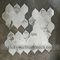 Mosaïque de sol en marbre blanc à motifs floraux décoratifs, jet d'eau